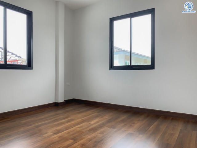 บ้านมือสองตกแต่งใหม่ คุณภาพแบรนด์ LH ม.ชัยพฤกษ์ บางแวก เนื้อที่ 105.3 ตร.ว. ตกแต่งหรูหรา ฟังก์ชันจัดเต็ม 4 ห้องนอน 3 ห้องน้ำ 1 ห้องอเนกประสงค์ จอดรถได้ 3 คัน พร้อม Facilities ครบ! บนทำเลคุณภาพ เชื่อมต่อได้หลายเส้นทาง ใกล้เซ็นทรัลปิ่นเกล้า และทางด่วนคู่ขนานลอยฟ้า